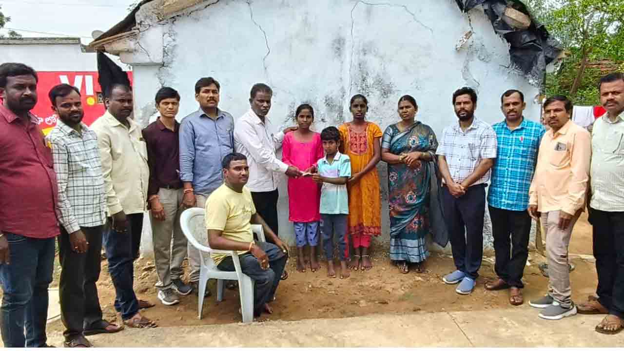 PRTU | అనాధ పిల్లలకు ఆర్థిక సహాయం అందజేసిన పీఆర్టీయూ