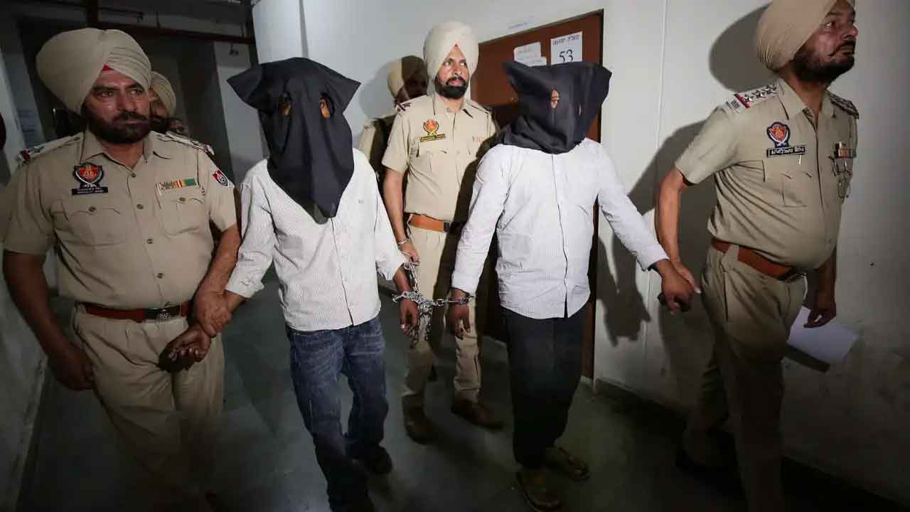 గూఢచర్యం ఆరోపణలపై ఇద్దరి అరెస్ట్‌