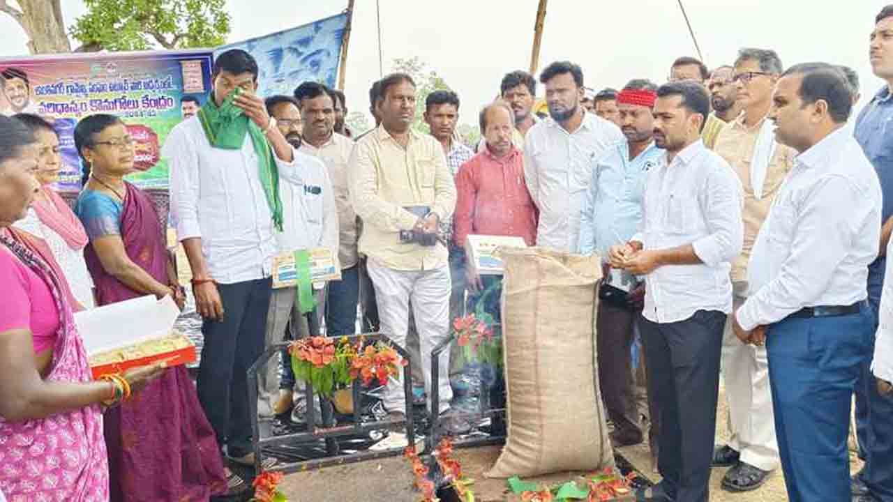 MLA Vedma Bojju Patel | కొనుగోలు కేంద్రంలోనే ధాన్యం విక్రయించాలి : ఎమ్మెల్యే వెడ్మ బొజ్జు పటేల్