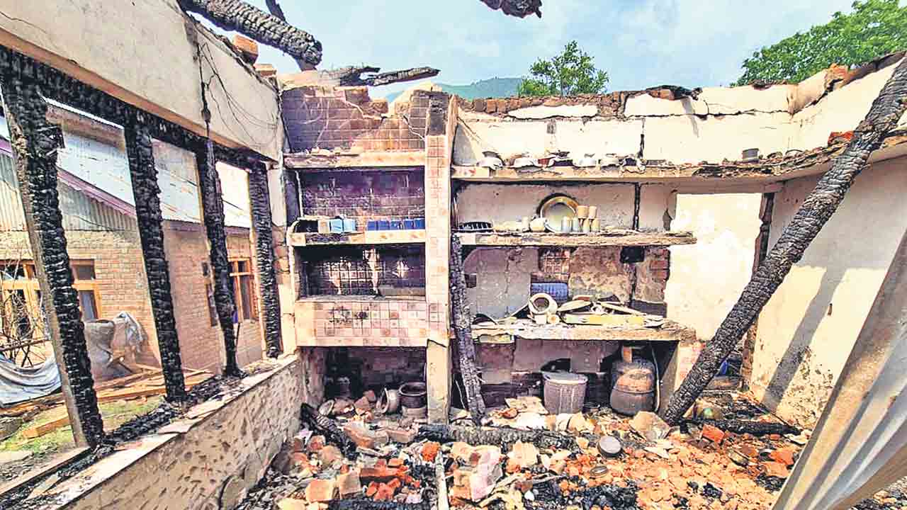 సరిహద్దు గ్రామాలపై పాక్ కాల్పులు
