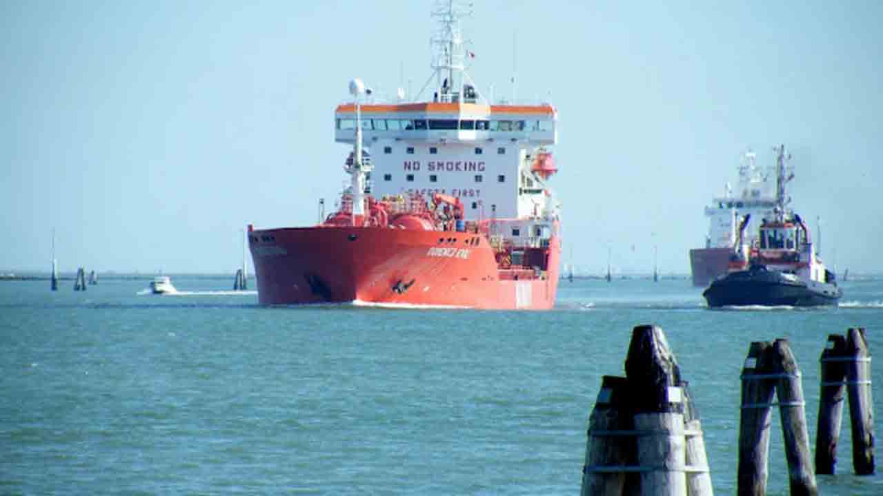 Pakistan Ships Banned | పాకిస్థాన్‌ షిప్‌లను నిషేధించిన భారత్‌.. పోర్టుల్లోకి అనుమతి   నిరాకరణ