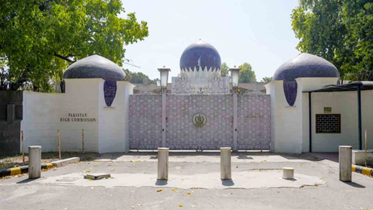 పాక్‌ హైకమిషన్‌ అధికారిని బహిష్కరించిన భారత్‌