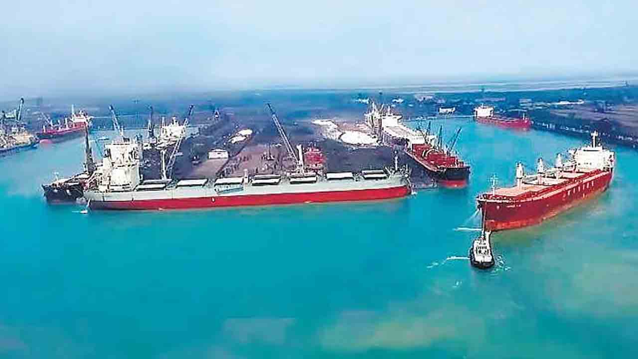 పారాదీప్‌ పోర్ట్‌లో నౌక కలకలం