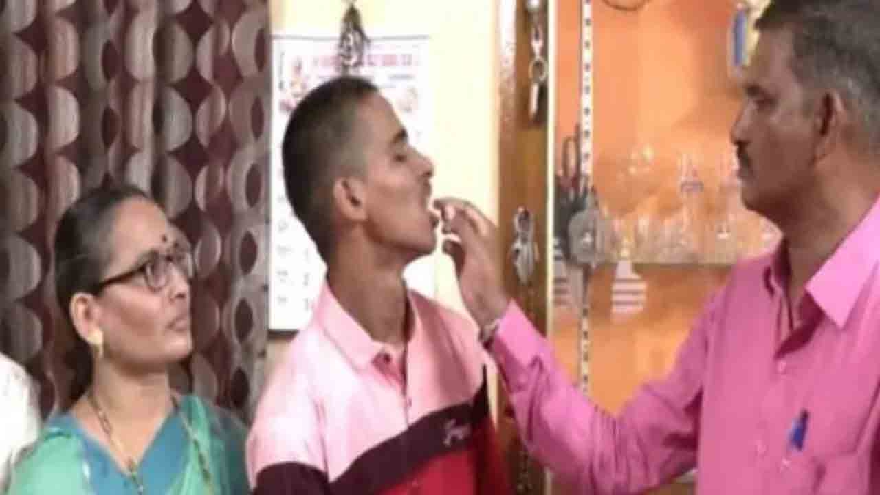 Parents Celebrate Son Who Failed | పది పరీక్షల్లో కుమారుడు ఫెయిల్‌.. సెలబ్రేట్‌ చేసిన   పేరెంట్స్‌