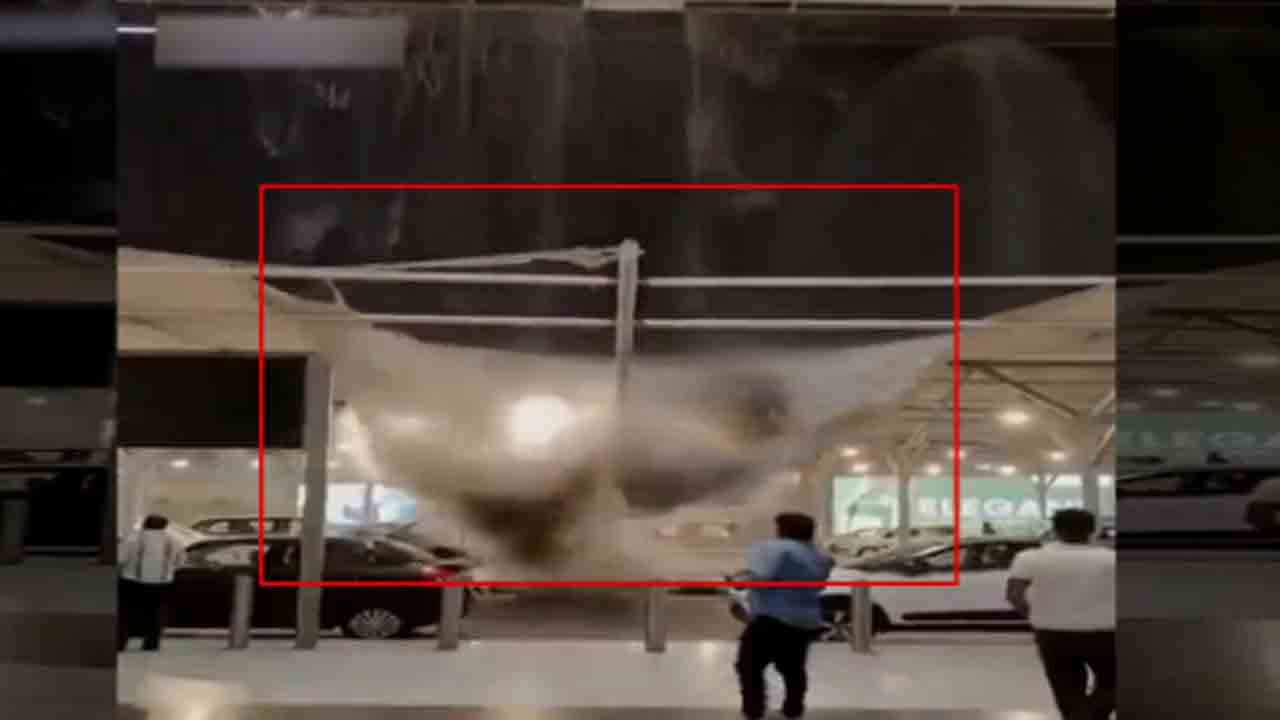 Part of Roof Collapses At Delhi Airport  | భారీ వర్షాలకు.. ఢిల్లీ ఎయిర్‌పోర్ట్‌లో కూలిన    రూఫ్‌ భాగం