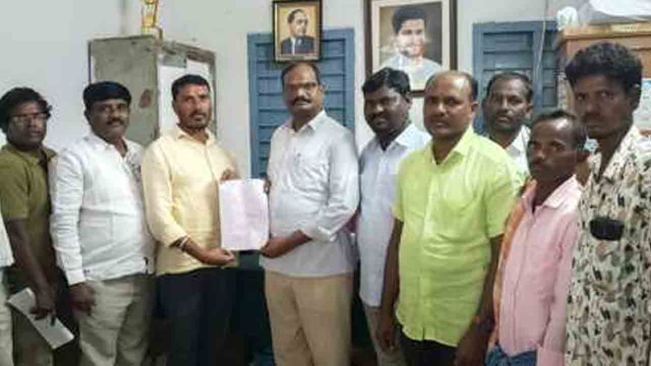 Farmers Representation | పొలాలకు బాట సౌకర్యం కల్పించాలని ఎంపీడీవోకు రైతుల వినతి