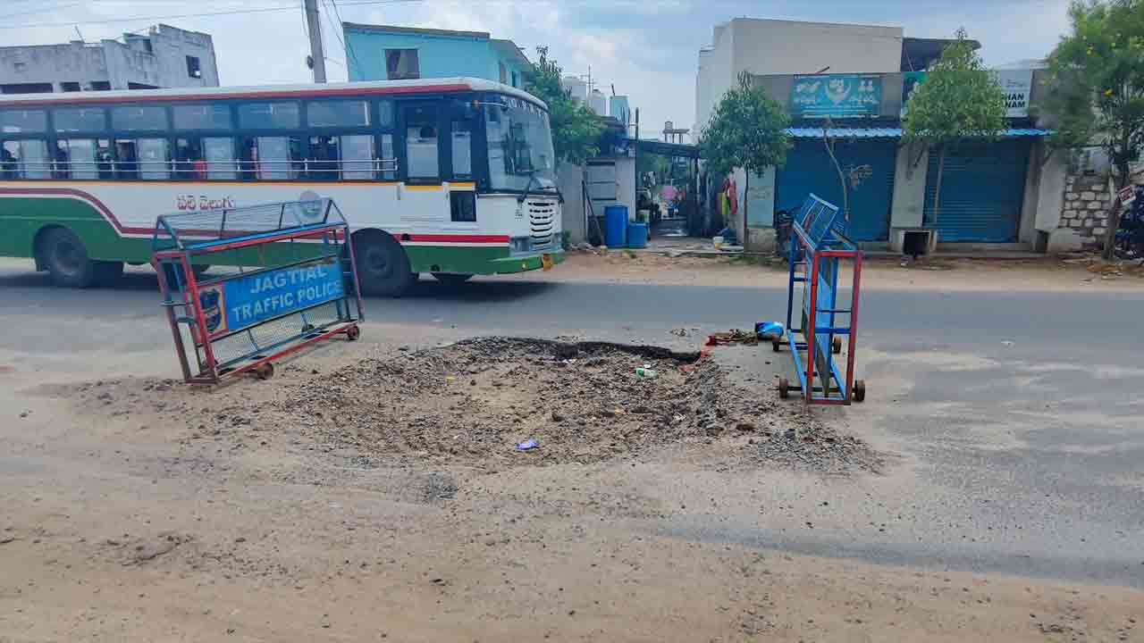 Pit | ప్రధాన రహదారిపై గుంత.. నెల రోజులైనా పూడ్చడం లేదు
