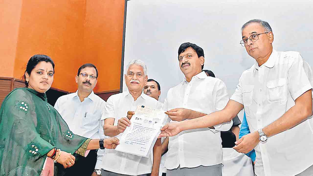 అర్హులైన జర్నలిస్టులకు ఇందిరమ్మ ఇండ్లు