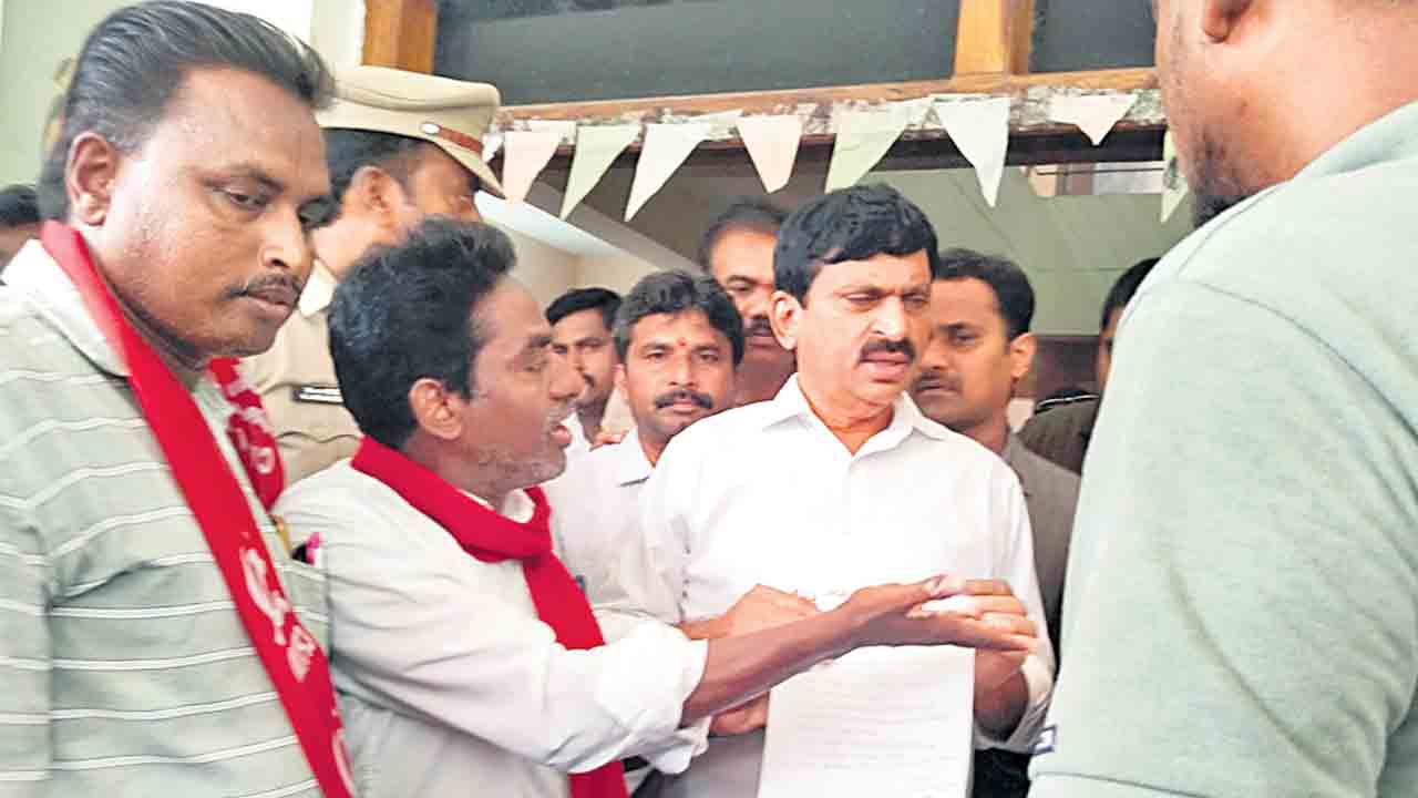 Ponguleti Srinivasa Reddy | పొంగులేటికి నిరసన సెగ.. తిరుమలాయపాలెంలో నిలదీసిన సీపీఎం కార్యకర్తలు