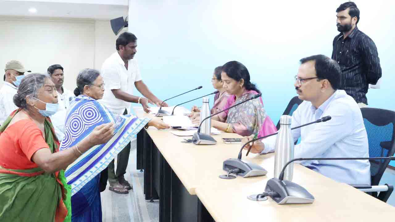 Praja vani | ప్రజావాణి దరఖాస్తులు త్వరితగతిన పరిష్కరించాలి : అడిషనల్‌ కలెక్టర్‌ విజయేందర్‌ రెడ్డి