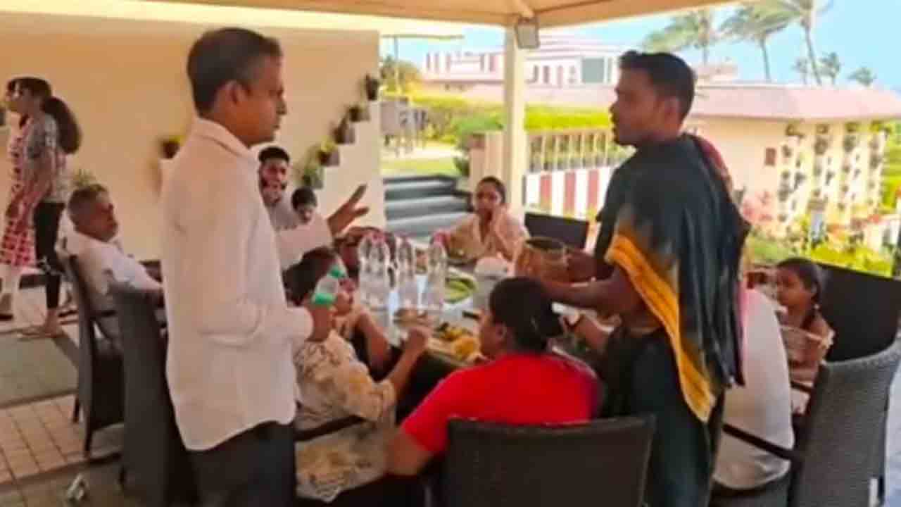 Watch: పూరీ జగన్నాథ మహా ప్రసాదాన్ని.. టేబుల్‌పై వడ్డించిన పూజారి, వీడియో వైరల్‌