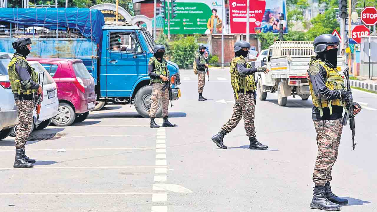 అనేక బంధనాలలో మోదీ