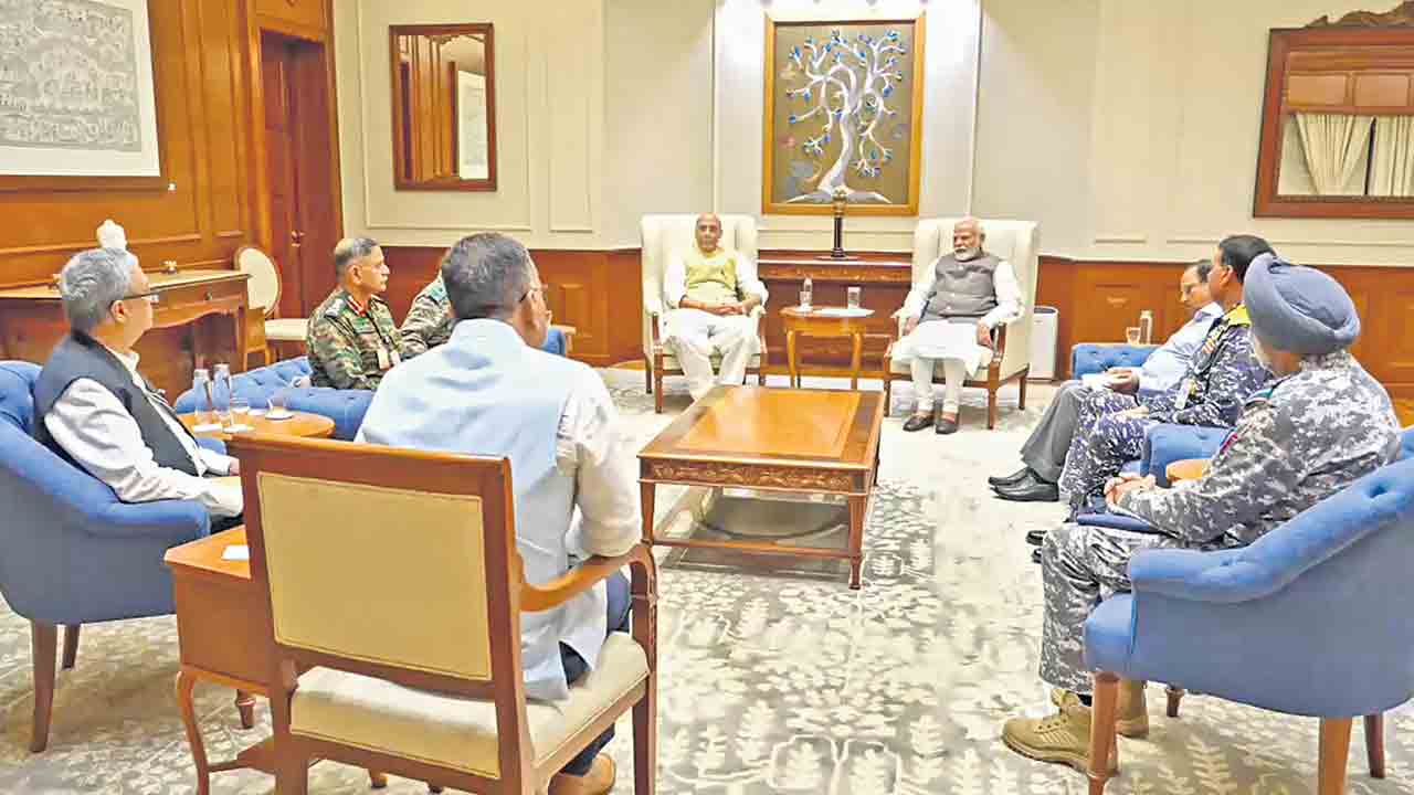 త్రివిధ దళాధిపతులతో ప్రధాని భేటీ