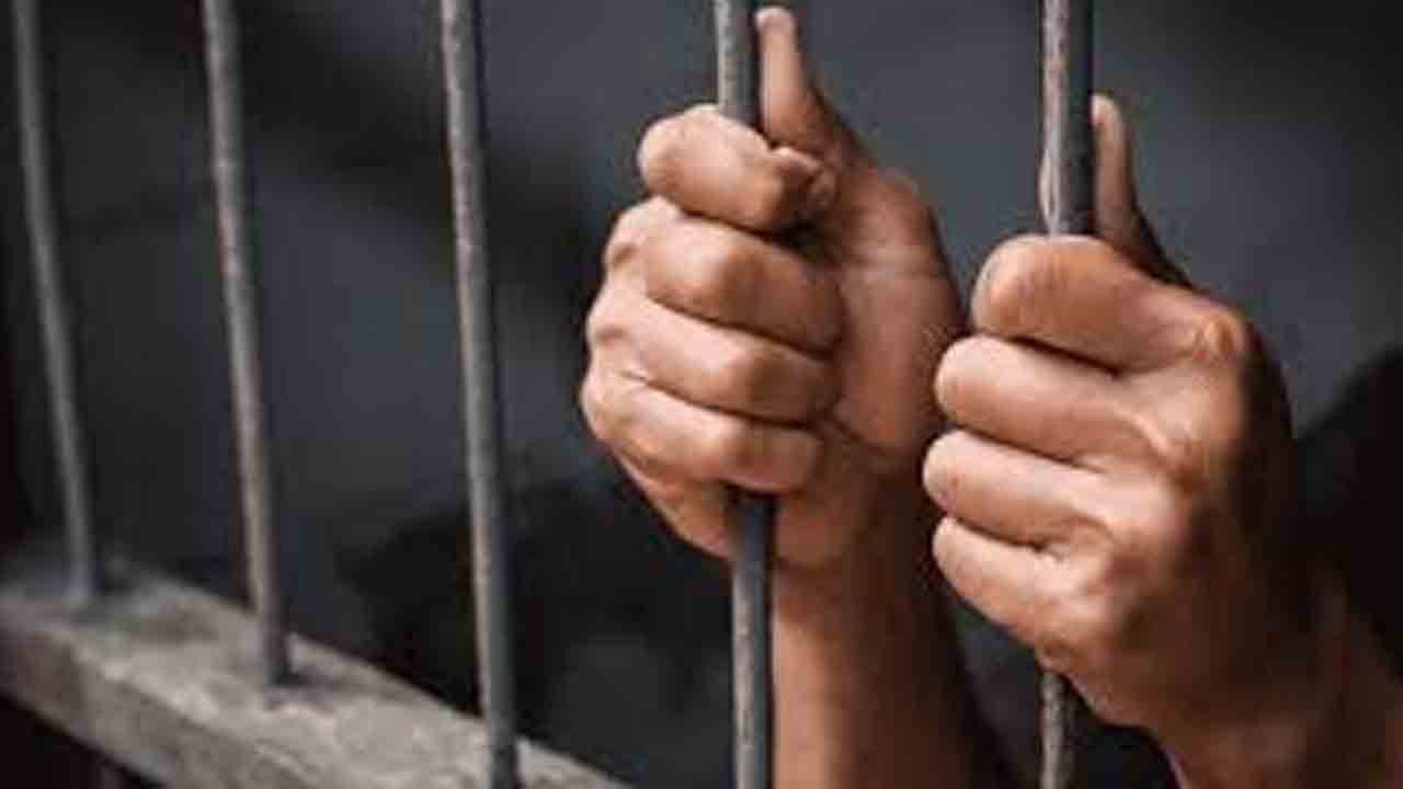 యువతిపై హత్యాయత్నం కేసులో నిందితుడికి జైలు