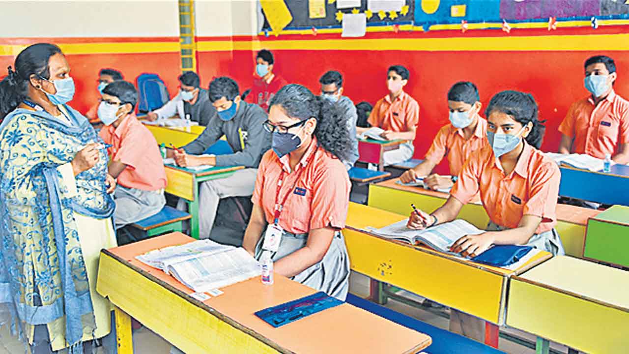 Private Schools | అక్షరాలు నేర్పడానికి లక్షల్లో ఫీజులు.. సౌకర్యాల పేరుతో టోపీ
