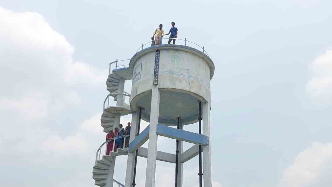 ఇండ్ల కోసం ట్యాంకు ఎక్కి నిరసన