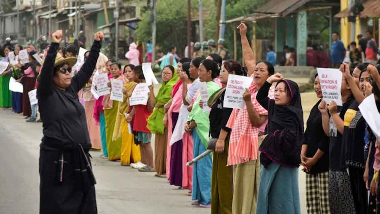 మణిపూర్‌లో కేంద్ర కార్యాలయాలకు తాళాలు