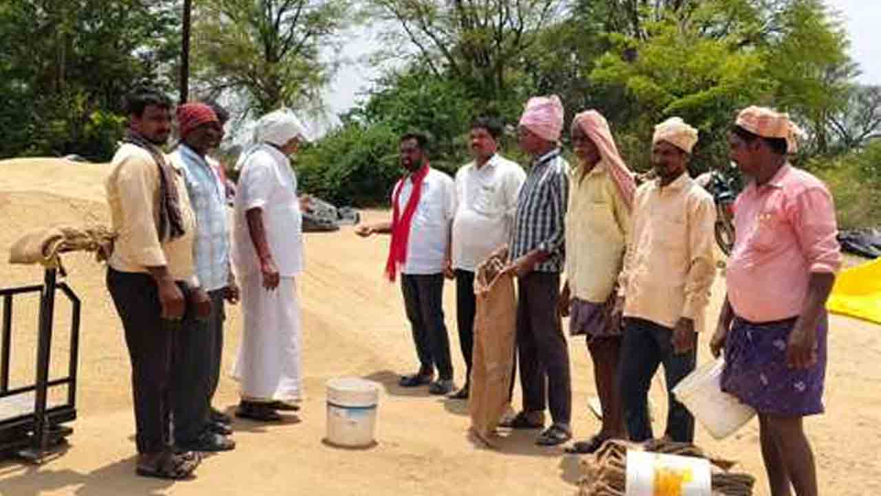 Paddy Purchase Centers | వరి కొనుగోలు కేంద్రాల వద్ద కనీస వసతులు ఏర్పాటు చేయాలి