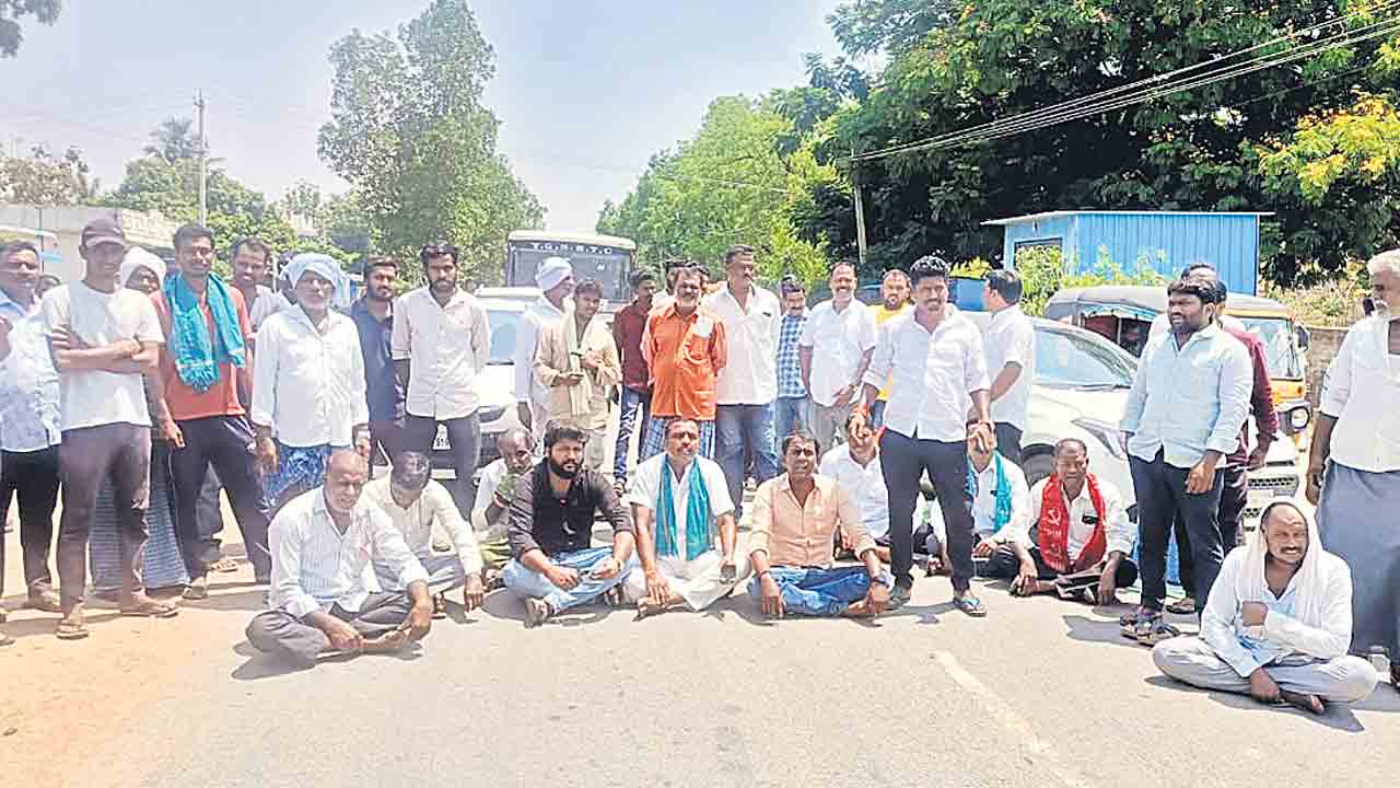 ధాన్యం కొనుగోలు చేయాలని రాస్తారోకో