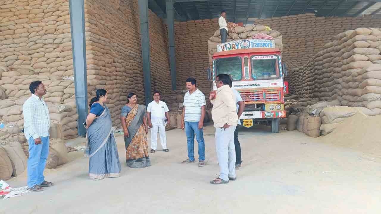 RDO Ramadevi | ధాన్యం లారీలను వెంటనే అన్‌లోడ్‌ చేయాలి: మెదక్‌ ఆర్డీవో రమాదేవి