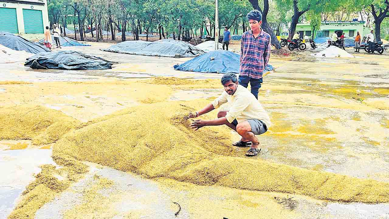 కల్లాల్లో.. కన్నీళ్లు..