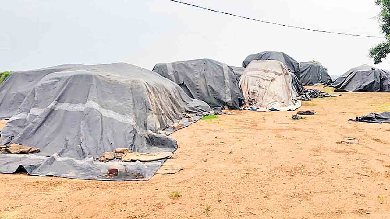 పేరుకుపోతున్న ధాన్యం కుప్పలు