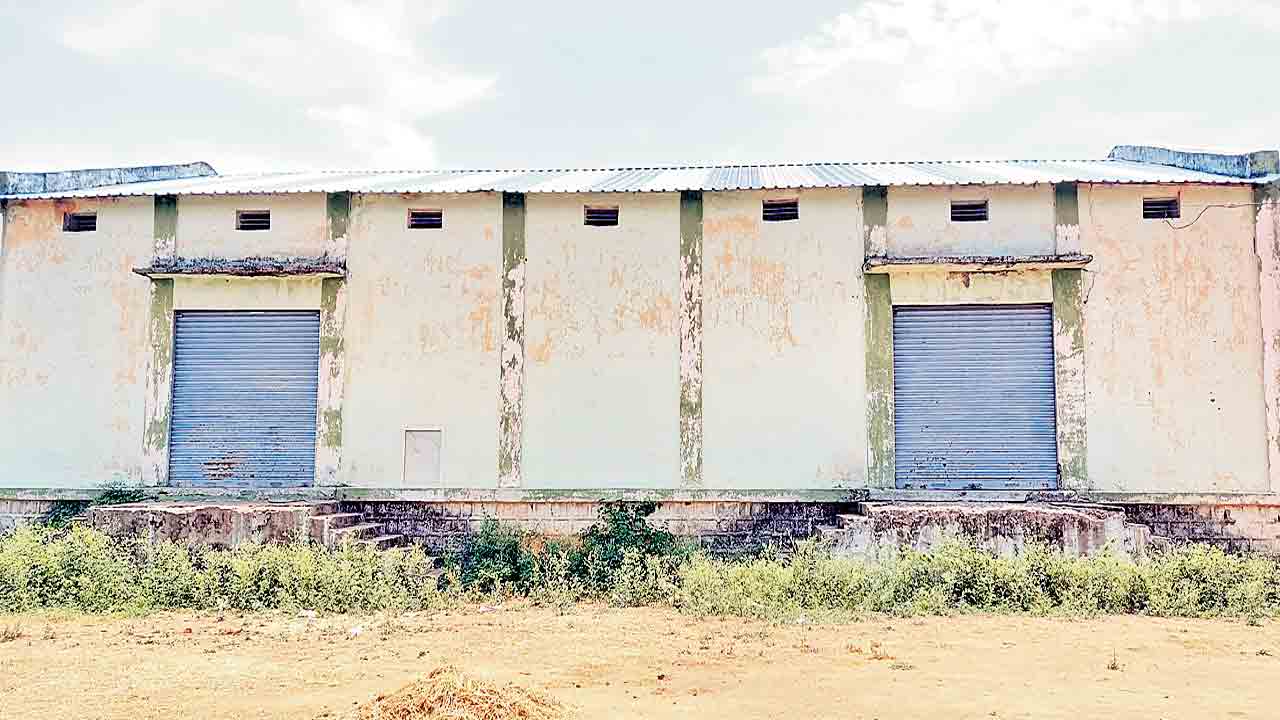 కేంద్రం ఏర్పాటు చేయరు.. ధాన్యం కొనరు..