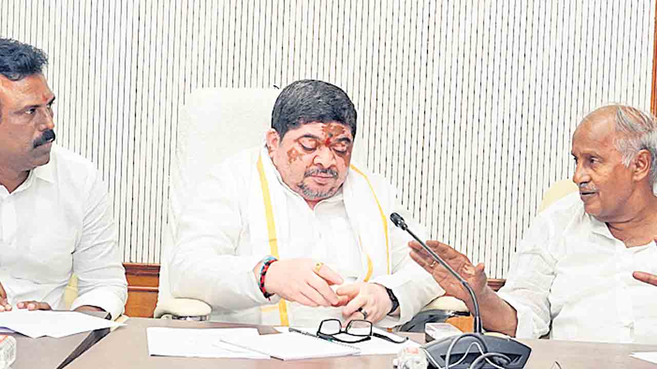 ఆర్టీసీ సమ్మె వాయిదా.. అంతవరకు వెళ్లనివ్వం.. సమస్యలు పరిష్కరిస్తాం : మంత్రి పొన్నం హామీ