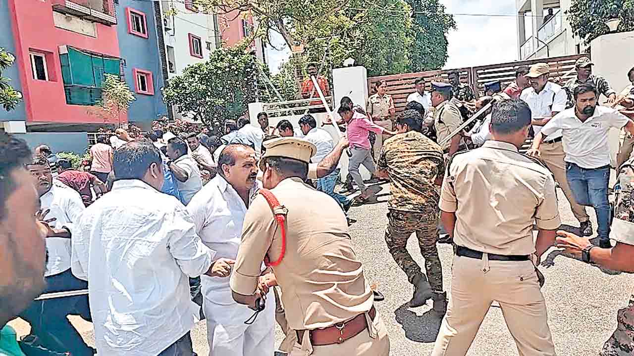 Sircilla | సిరిసిల్లలో కాంగ్రెస్‌ గూండాగిరి… ఎమ్మెల్యే క్యాంపు ఆఫీస్‌పై దాడికి యత్నం