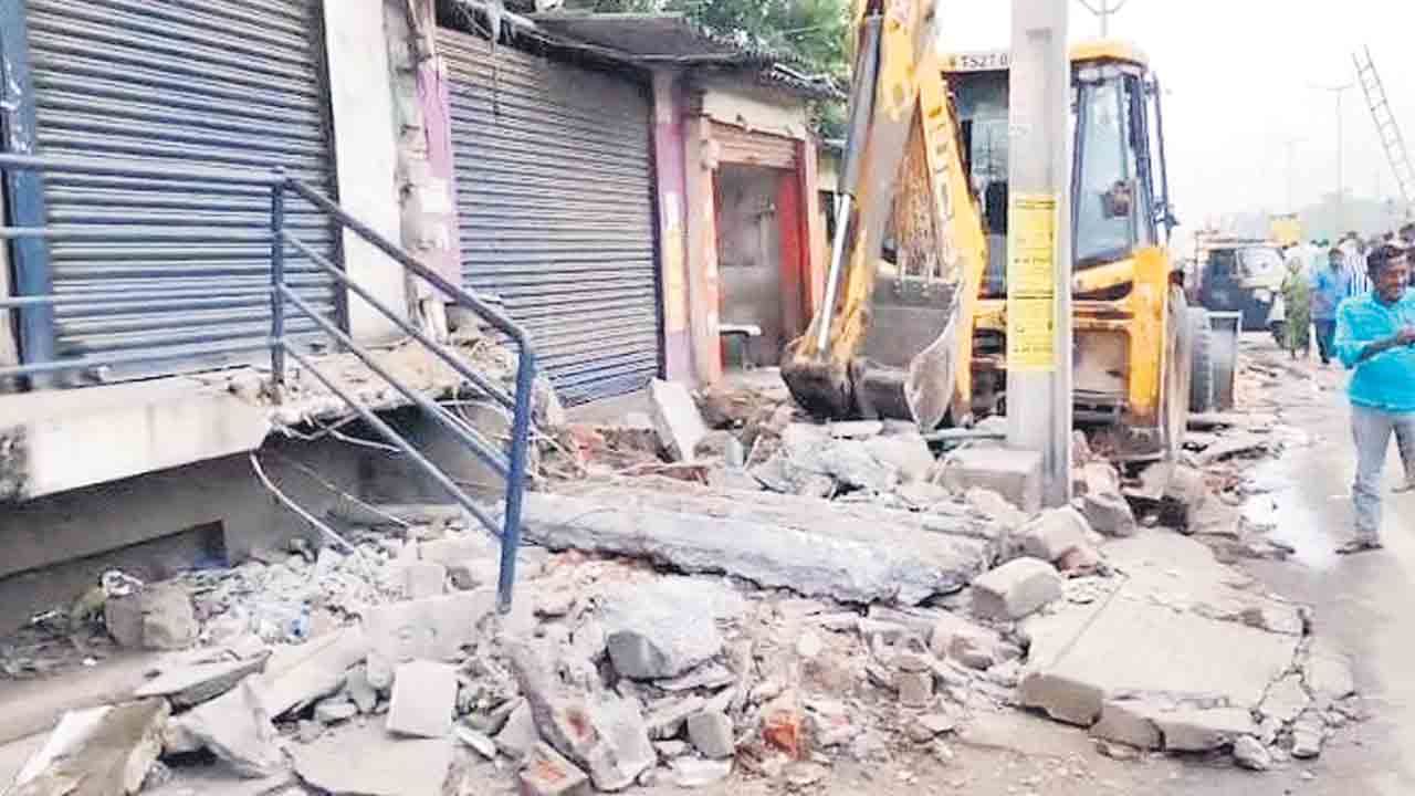 బతుకులు రోడ్డుపాలు