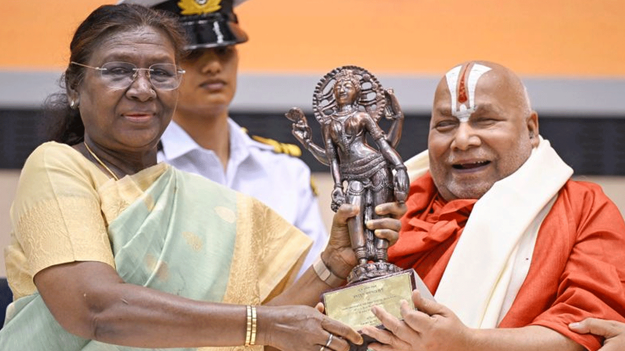 Rambhadracharya: జ్ఞానపీఠ అవార్డు అందుకున్న జగద్గురు స్వామి రామభద్రాచార్య..