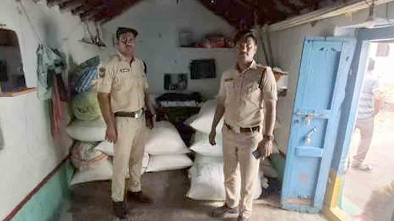 Ration Seize | అక్రమ రేషన్ బియ్యాన్ని పట్టుకున్న పోలీసులు