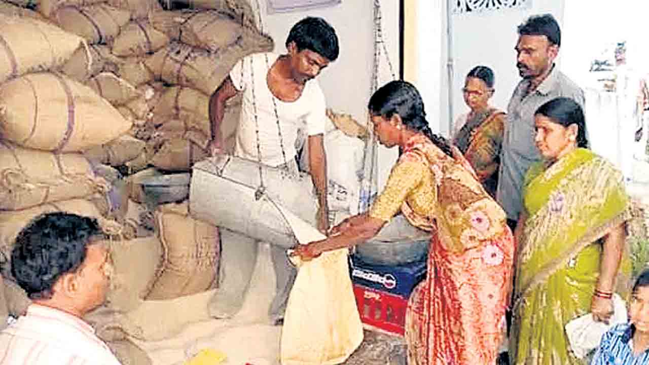 Ration Cards | కొత్త రేషన్‌ కార్డులపై బియ్యం ఎప్పుడు ఇస్తారు.. అయోమయంలో లబ్ధిదారులు!