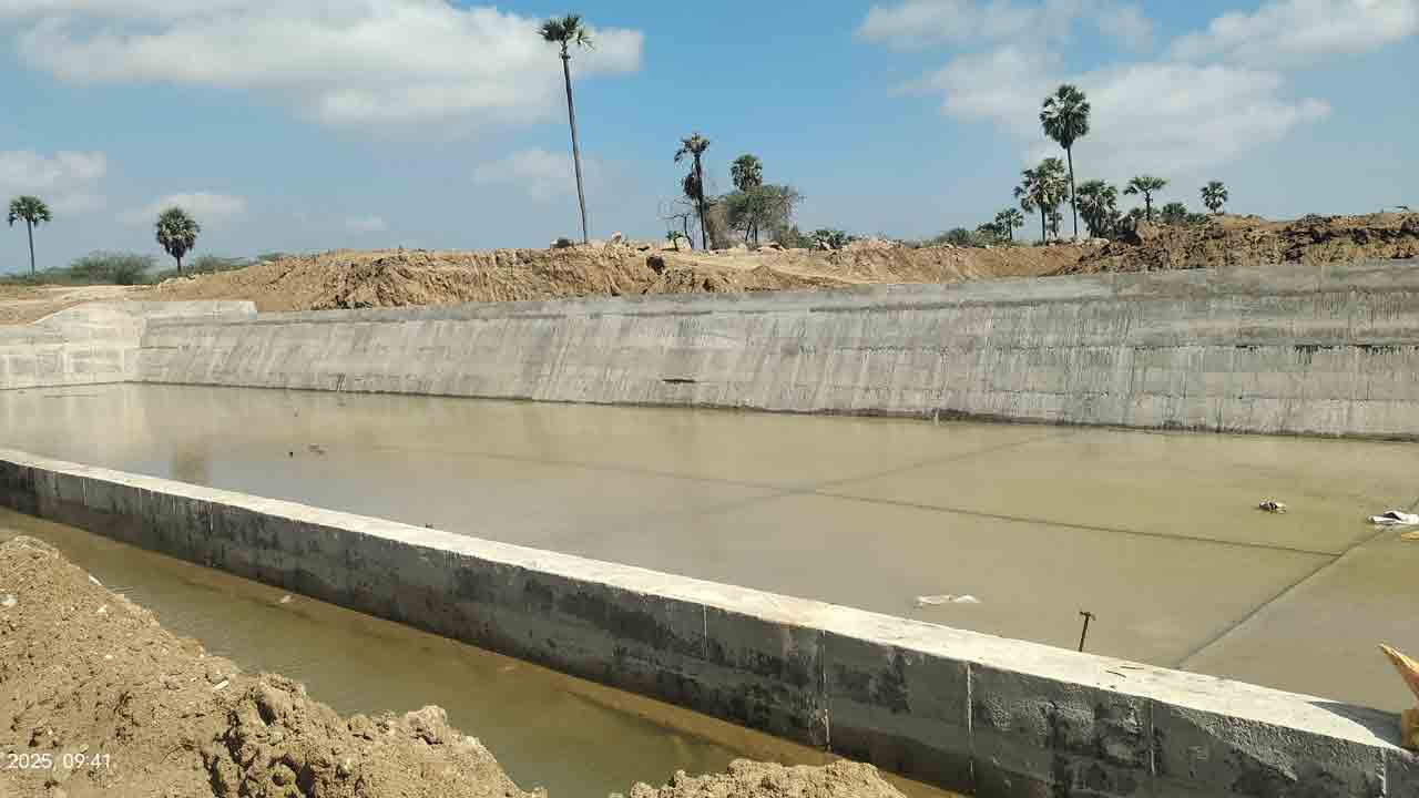 నిధులు ‘నీళ్ల’పాలు.. అవసరం లేని చోట చెక్‌డ్యాం నిర్మాణం