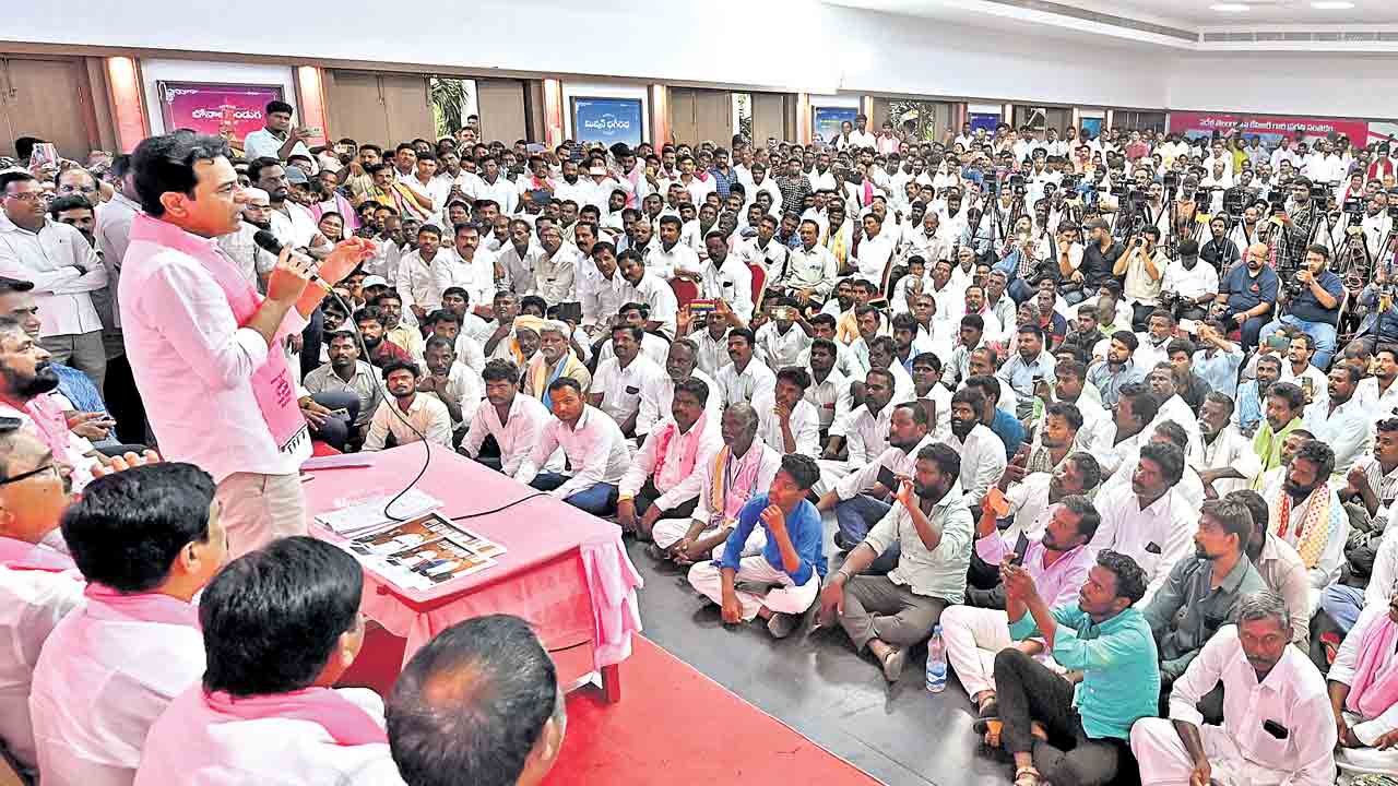 సోమవారం తెలంగాణభవన్‌లో గద్వాల జిల్లా కాంగ్రెస్‌ నాయకులు బీఆర్‌ఎస్‌లో చేరిన సందర్భంగా ఏర్పాటు చేసిన సమావేశంలో మాట్లాడుతున్న పార్టీ వర్కింగ్‌ ప్రెసిడెంట్‌ కేటీఆర్‌