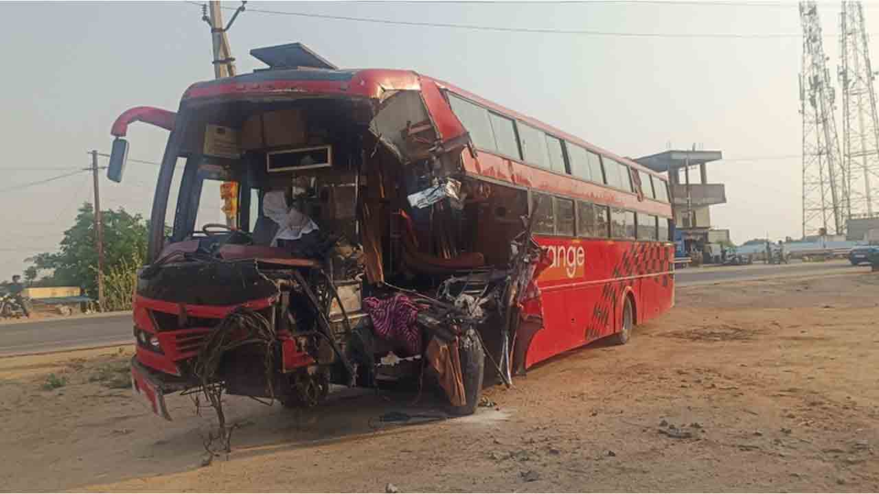 Accident | బస్సు, లారీ ఢీ..  ప్రయాణికులకు తప్పిన పెను ప్రమాదం