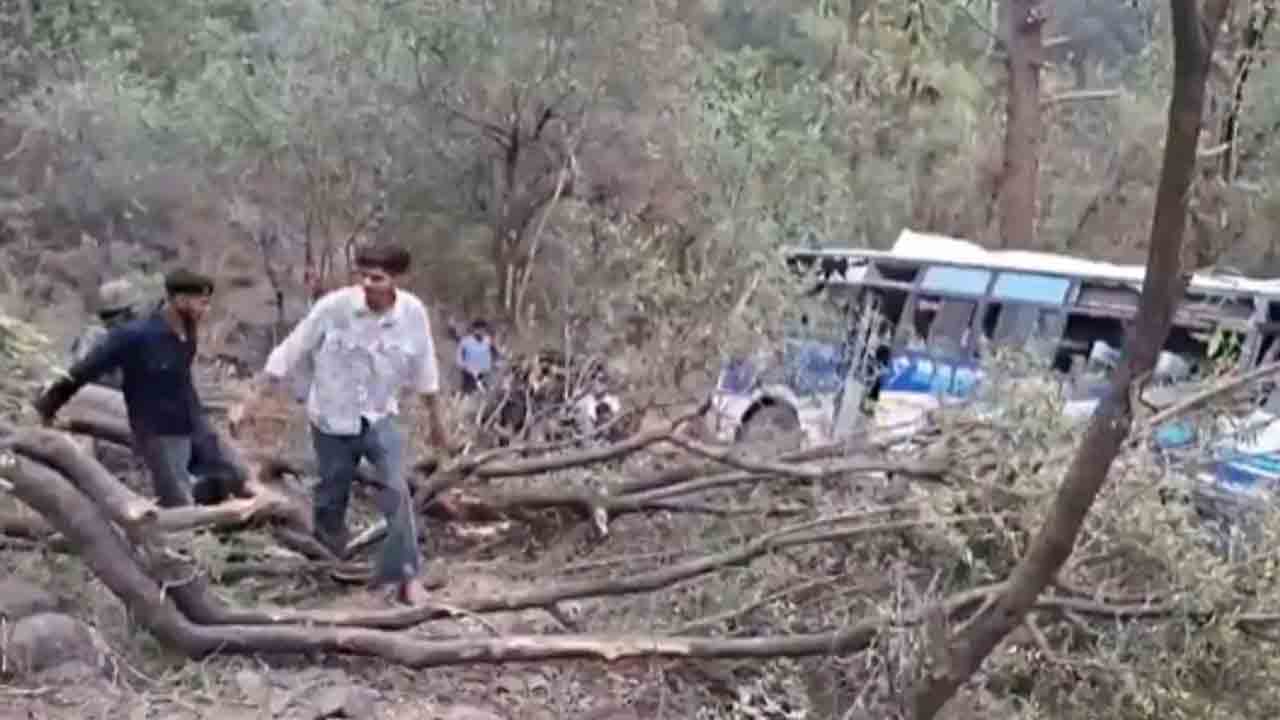 Road Accident |  లోయలో పడ్డ బస్సు.. ఇద్దరు మృతి.. 40 మందికిపైగా గాయాలు