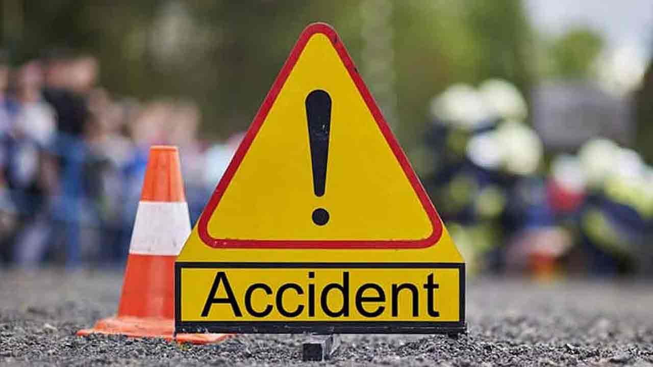 Road Accident | రోడ్డు దాటుతుండగా ఢీకొట్టిన కారు.. ఒకే కుటుంబానికి చెందిన నలుగురు దుర్మరణం