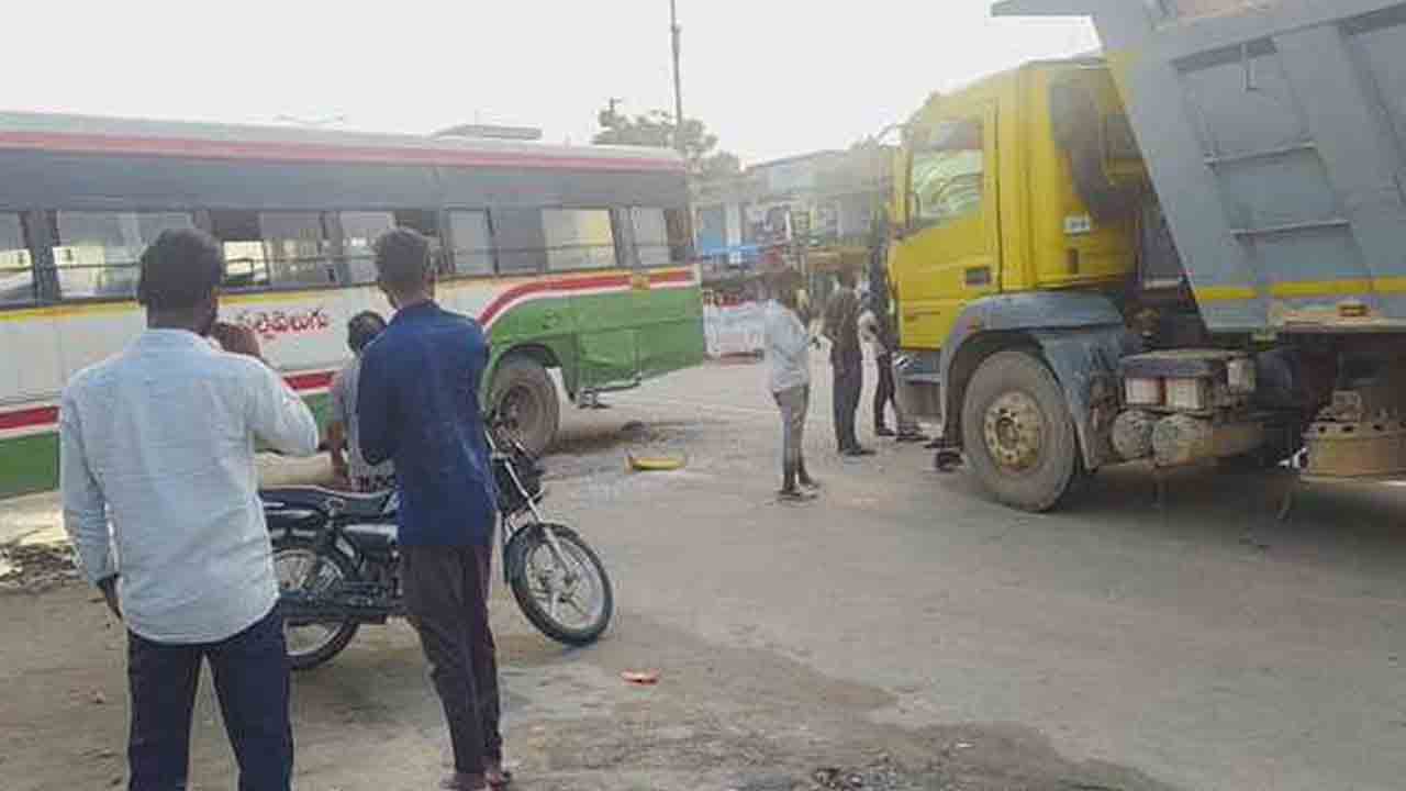 Road Accident | ఇసుక టిప్పర్ ఢీ.. ద్విచక్రవాహనదారుడు మృతి