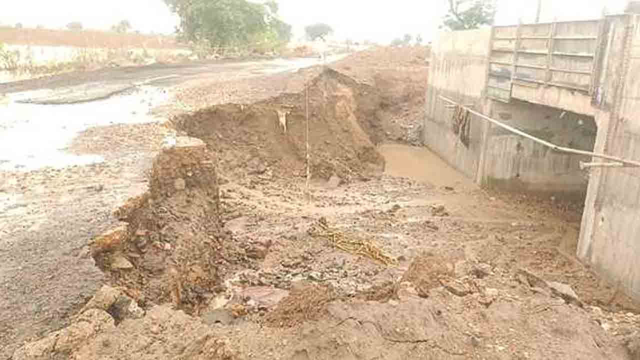 Incomplete bridges | అసంపూర్తి బ్రిడ్జిలతో ఖరీఫ్ పనులకు విఘాతం.. సిర్సన్న గ్రామ రైతుల ఆందోళన