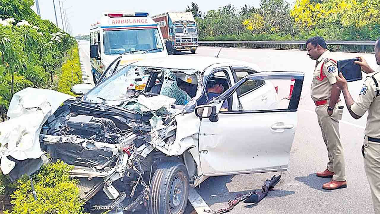 ఔటర్‌రింగ్‌ రోడ్డులో రోడ్డు ప్రమాదం ఇద్దరు మృతి