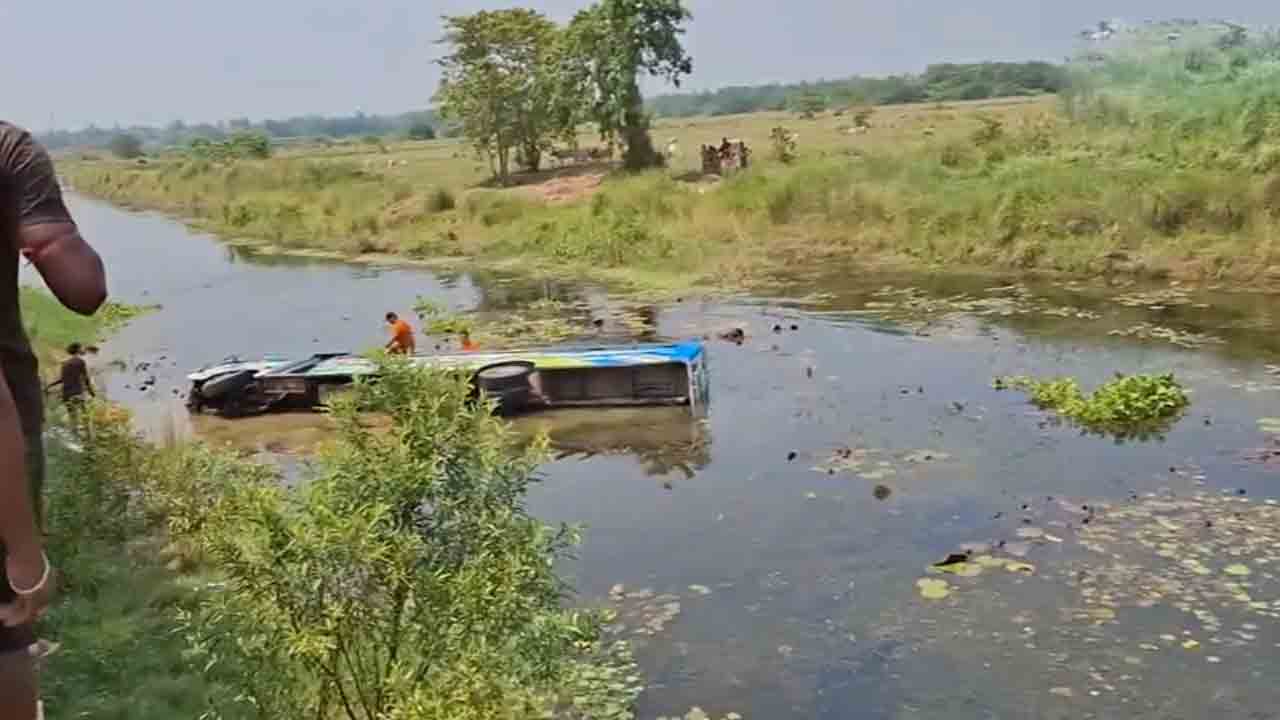 Road accident | ట్రాక్టర్‌ను తప్పించబోయి మురుగు కాల్వలో పడ్డ బస్సు.. 25 మందికి గాయాలు.. Video