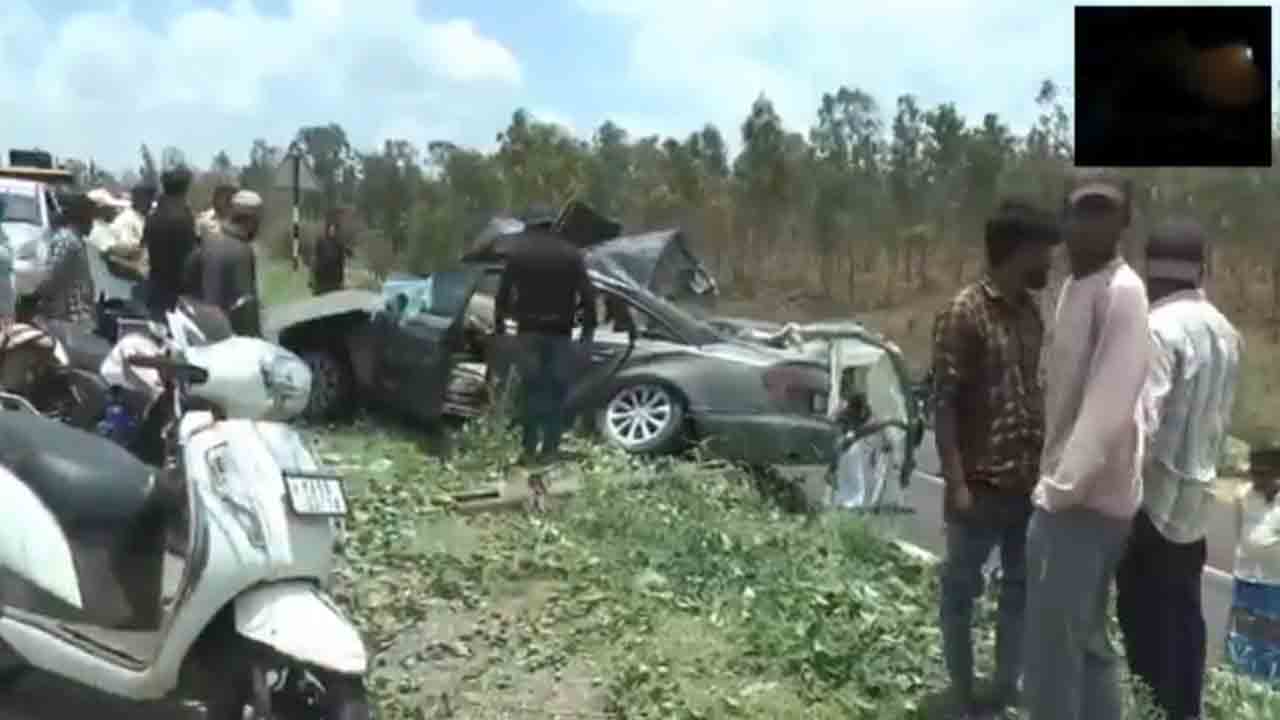 Road accident | అదుపుతప్పి లారీని ఢీకొట్టిన కారు.. ఆరుగురు దుర్మరణం