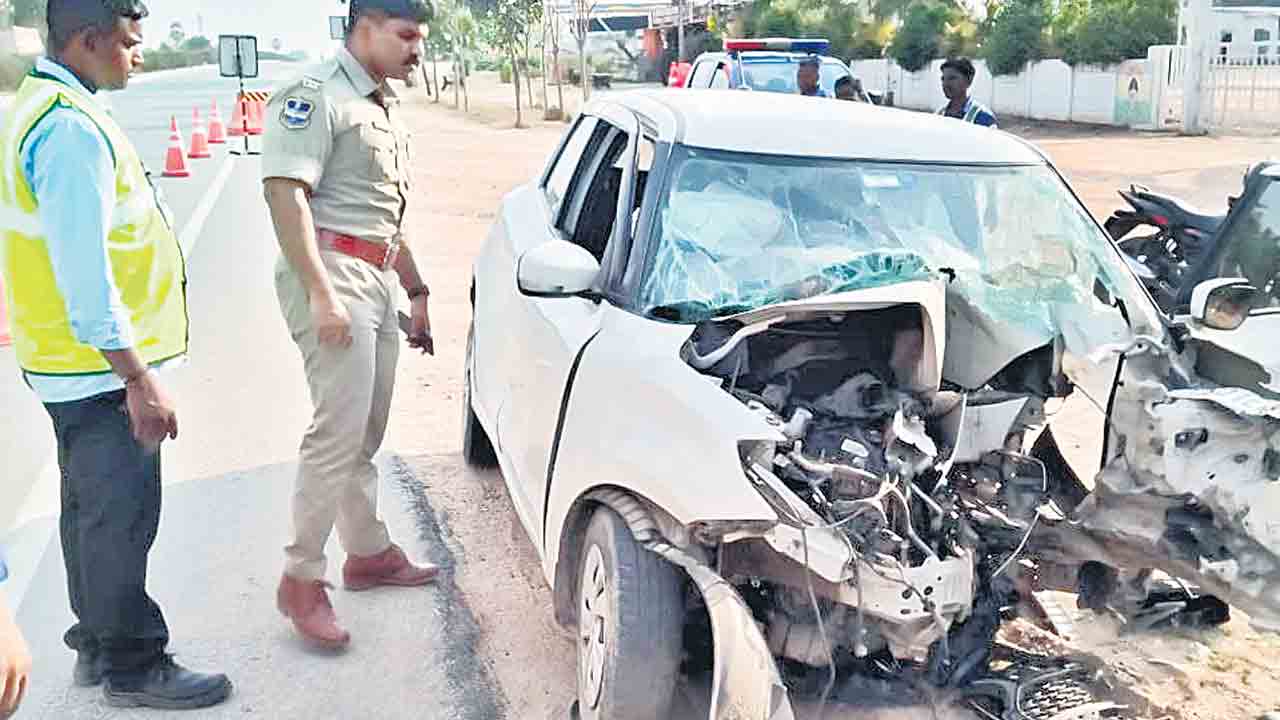 పరీక్ష రాసి వస్తుండగా ప్రమాదం అక్కాచెల్లెలు మృతి