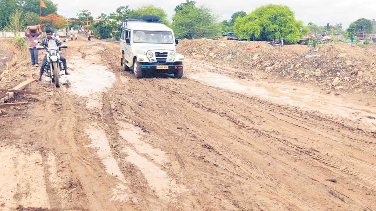 నడిస్తే నరకమే.. ఆదిలాబాద్ జిల్లాలో రహదారులు అస్తవ్యస్తం