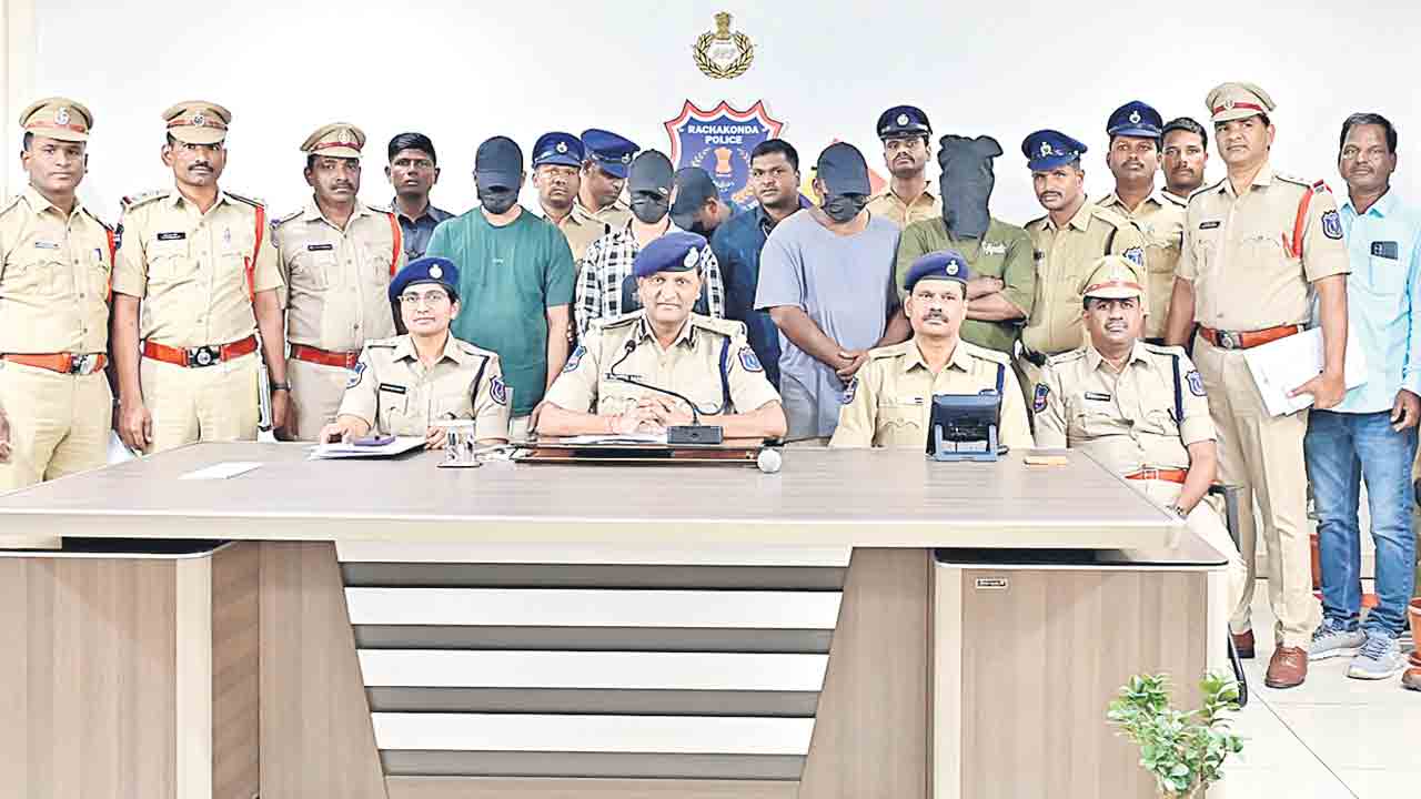 దాచిపెట్టమంటే.. దోచేశాడు..!