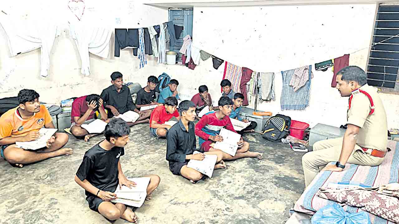 సారు.. సక్సెస్‌.. కోటపల్లి ఎస్‌ఐ కృషి.. ‘పది’ ఫలితాల్లో ఎస్సీ బాలుర వసతి గృహం విద్యార్థుల ప్రతిభ