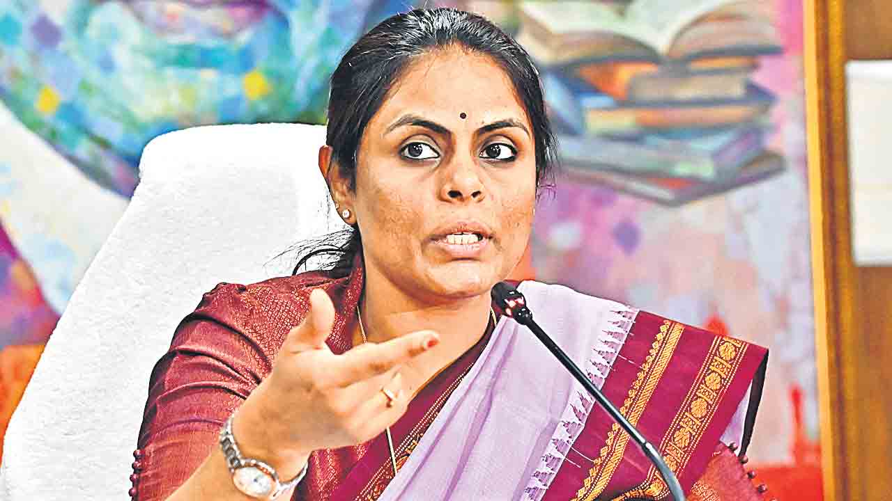 Alagu Varshini | వాళ్లంతా పాష్‌ సొసైటీ నుంచి రాలే.. గురుకులాల్లో చదివే విద్యార్థులు టాయిలెట్లు కడిగితే తప్పేంటి?: అలుగు వర్షిణి