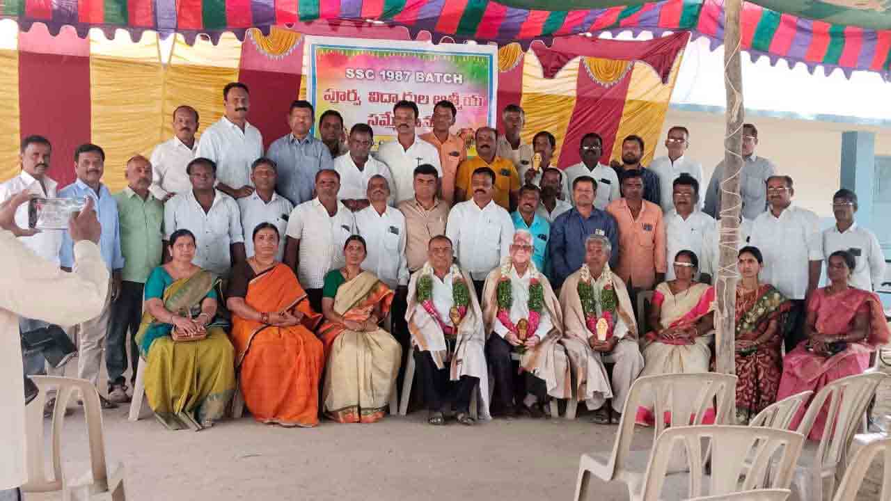 School Development | పాఠశాల అభివృద్ధికి కృషి చేస్తాం : పూర్వ విద్యార్థుల వెల్లడి