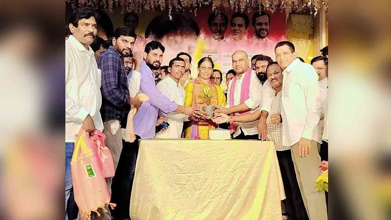 Sabita Indra Reddy | మాజీ మంత్రి సబిత ఇంద్రారెడ్డికి పుట్టిన రోజు శుభాకాంక్షలు తెలిపిన నాయకులు
